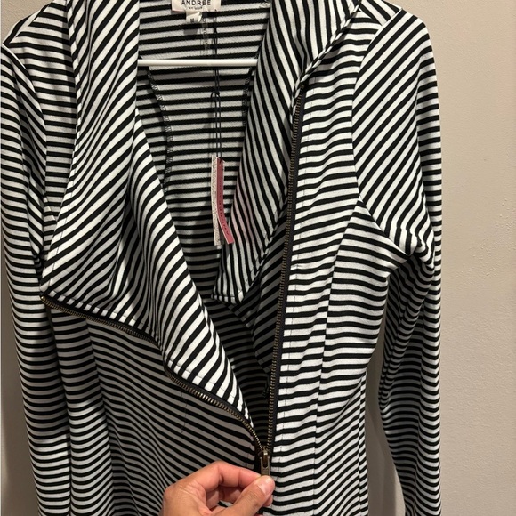 Cowl Neck Zipper light weight jacket/top. - Picture 5 of 6